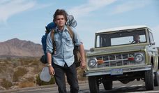 Tritt eine Flucht vor den Lebenslügen der Eltern und der westlichen Zivilisation im Großen und Ganzen an: Christopher McCandless (gespielt von Emile Hirsch).