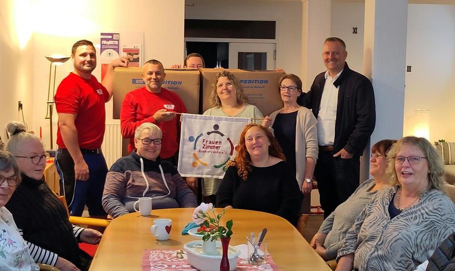 Beim Tag der offenen Tür waren viele Gäste vor Ort, um sich die neuen Räume des FrauenZimmers anzuschauen.