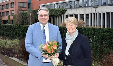 Zum Abschied bekam Impfteam-Leiterin Martina Schröder von Landrat Marco Prietz einen Blumenstrauß überreicht.