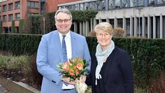 Zum Abschied bekam Impfteam-Leiterin Martina Schröder von Landrat Marco Prietz einen Blumenstrauß überreicht.