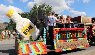 Liebevoll gestaltete Erntewagen gibt es in Hambergen am Sonntag zu sehen.