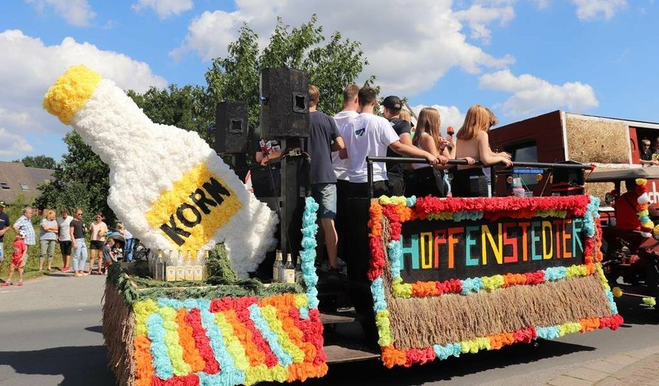 Liebevoll gestaltete Erntewagen gibt es in Hambergen am Sonntag zu sehen.