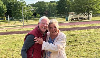 Jürgen Linke gratulierte Helga Wottrich zu 50 Jahren Übungsleitertätigkeit beim TSV Worpswede.