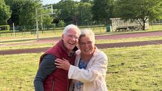 Jürgen Linke gratulierte Helga Wottrich zu 50 Jahren Übungsleitertätigkeit beim TSV Worpswede.