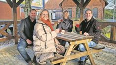 Die Mitwirkenden aus der Gemeinde und Ulrike Schloen vom Inner Wheel Club Nordheide (vorne links) probieren die neue Sitzgelegenheit direkt aus.