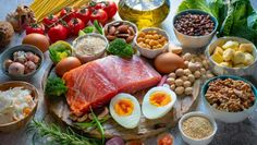 Low-Carb-Diäten und das Intervallfasten helfen vielen Betroffenen, den Blutzuckerspiegel stabil zu halten.