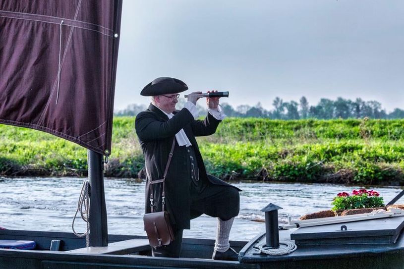 Matthias Mahnke hat sich auf seine Führung bestens vorbereitet - mit originalgetreuem Kostüm.