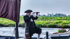 Matthias Mahnke hat sich auf seine Führung bestens vorbereitet - mit originalgetreuem Kostüm.