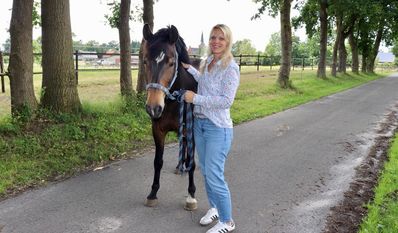 Anni Ehrichs mit einem ihrer vierbeinigen Coachingpartner.
