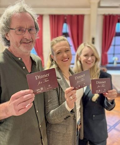 Andreas von Glahn, Sabrina Adeline Nagel und Katrin Daub freuen sich auf viele Gäste beim „Dinner for Two“