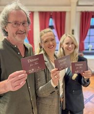 Andreas von Glahn, Sabrina Adeline Nagel und Katrin Daub freuen sich auf viele Gäste beim „Dinner for Two“