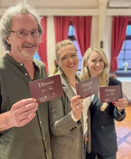 Andreas von Glahn, Sabrina Adeline Nagel und Katrin Daub freuen sich auf viele Gäste beim „Dinner for Two“