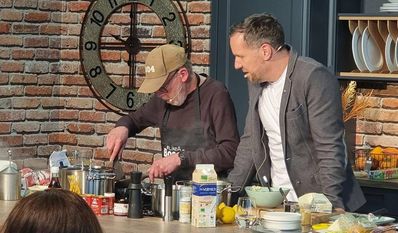 Steuerberater Ralph Grote werkelte in der Ausstellungsküche der Küchenwelt Meyerhoff, während ihm Bremen-Vier Moderator und Koch-Enthusiast Roland Kanwicher interessiert über die Schulter schaute. Foto: cne