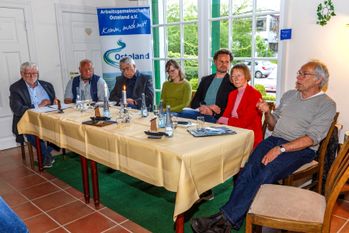 9. Osteland-Salon zum Thema "Moor und Klimaschutz" im Findorff-Haus in Iselersheim. Bildmitte/3. von rechts: Moderator Sebastian Bertram