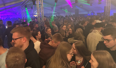 Bei der Zeltfete kann sowohl im Zelt als auch auf der Partywiese ausgelassen getanzt und gefeiert werden.