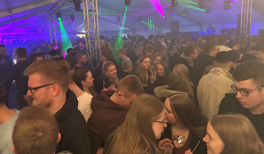 Bei der Zeltfete kann sowohl im Zelt als auch auf der Partywiese ausgelassen getanzt und gefeiert werden.