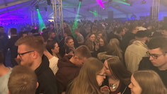 Bei der Zeltfete kann sowohl im Zelt als auch auf der Partywiese ausgelassen getanzt und gefeiert werden.