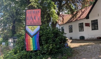 Zu sehen war die Flagge zum Christopher Street Day bzw. deren Farben am 28. Juni unter anderem über dem Rathaus, bei Mimis Erbe, an einem Privathaus, im Stiftungsladen, Umme Ecke und in der Bergstraße.