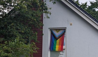 Zu sehen war die Flagge zum Christopher Street Day bzw. deren Farben am 28. Juni unter anderem über dem Rathaus, bei Mimis Erbe, an einem Privathaus, im Stiftungsladen, Umme Ecke und in der Bergstraße.
