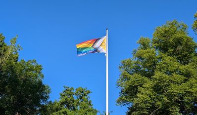 Zu sehen war die Flagge zum Christopher Street Day bzw. deren Farben am 28. Juni unter anderem über dem Rathaus, bei Mimis Erbe, an einem Privathaus, im Stiftungsladen, Umme Ecke und in der Bergstraße.