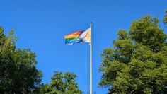 Zu sehen war die Flagge zum Christopher Street Day bzw. deren Farben am 28. Juni unter anderem über dem Rathaus, bei Mimis Erbe, an einem Privathaus, im Stiftungsladen, Umme Ecke und in der Bergstraße.