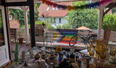 Zu sehen war die Flagge zum Christopher Street Day bzw. deren Farben am 28. Juni unter anderem über dem Rathaus, bei Mimis Erbe, an einem Privathaus, im Stiftungsladen, Umme Ecke und in der Bergstraße.