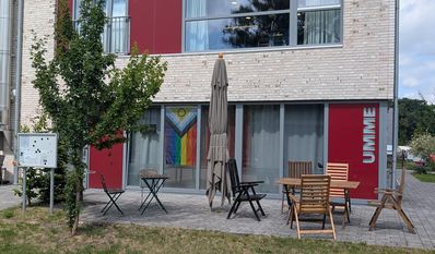 Zu sehen war die Flagge zum Christopher Street Day bzw. deren Farben am 28. Juni unter anderem über dem Rathaus, bei Mimis Erbe, an einem Privathaus, im Stiftungsladen, Umme Ecke und in der Bergstraße.