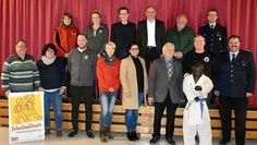 Die Vertreter:innen der Institutionen, die vom Regionalbeirat mit Fördermitteln bedacht wurden, stellten sich zusammen mit Ernst Bayer (vorn, sechster v.l.) und Sascha Ringe (obere Reihe, vierter v.l.) auf.