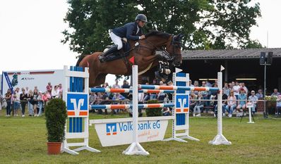Lennert Hauschild hat im letzten Jahr die schwierigste Springprüfung und damit den Großen Preis von Hambergen gewonnen.