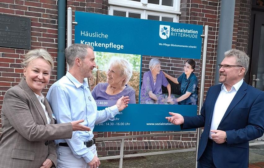 (v. l.) Jolanta Tuszynski, stellvertretende Geschäftsführerin Sozialstation Ritterhude, Klaus Reiners, Geschäftsführer Sozialstation Ritterhude, und Ritterhudes Bürgermeister Jürgen Kuck.
