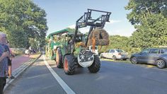 Die Krone führt den Festumzug beim Sandhausener Erntefest an. Foto: eb