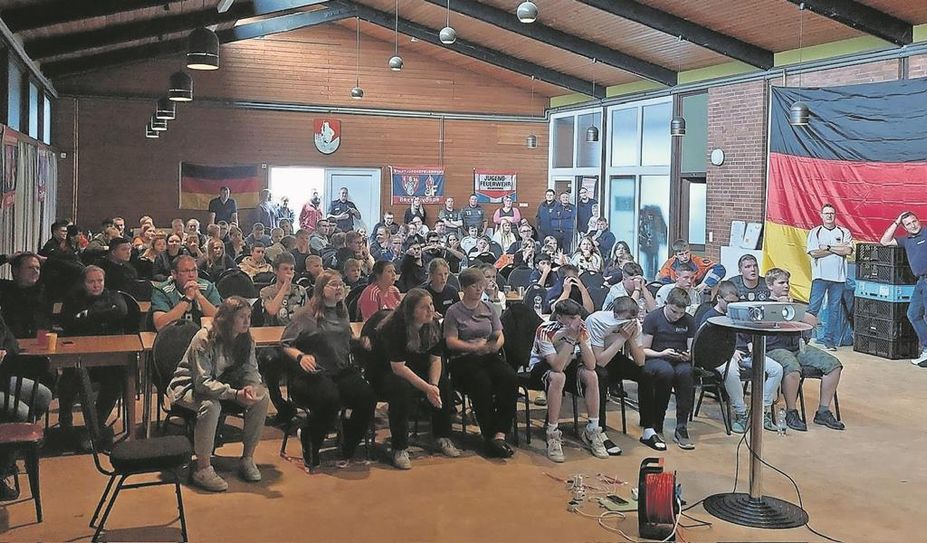 Die Teilnehmenden des Zeltlagers beim gemeinsamen Public Viewing.