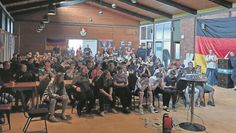 Die Teilnehmenden des Zeltlagers beim gemeinsamen Public Viewing.