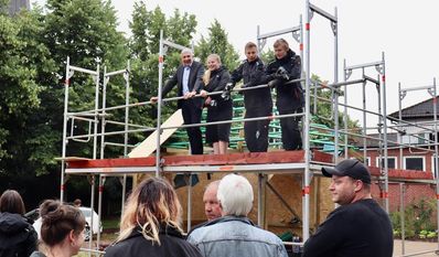 Bürgermeister Torsten Rohde, Lena-Sophie Janßen, Alois Weritz und Finn Ostendorff.