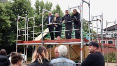 Bürgermeister Torsten Rohde, Lena-Sophie Janßen, Alois Weritz und Finn Ostendorff.