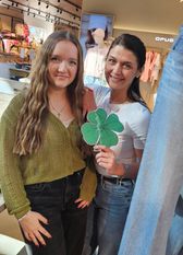 Anita Funkner und Marie Sophie Konietzko stehen den Kunden bei Fragen zur Verfügung.