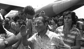 Wurden von ihren Entführern antisemitisch selektiert: die befreiten Geiseln in Entebbe.