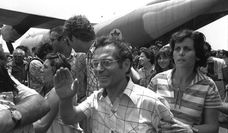 Wurden von ihren Entführern antisemitisch selektiert: die befreiten Geiseln in Entebbe.
