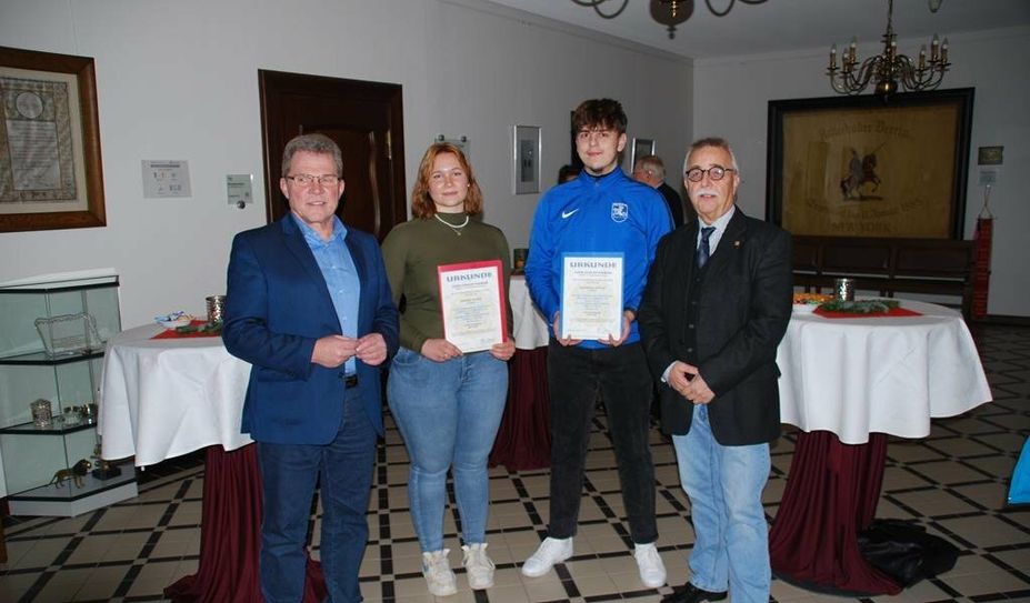 Zwei Preisträger:innen haben in diesem Jahr den Lutz-Bischoff-Preis vom Lions Club Ritterhude bekommen. Foto: eb