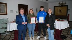 Zwei Preisträger:innen haben in diesem Jahr den Lutz-Bischoff-Preis vom Lions Club Ritterhude bekommen. Foto: eb