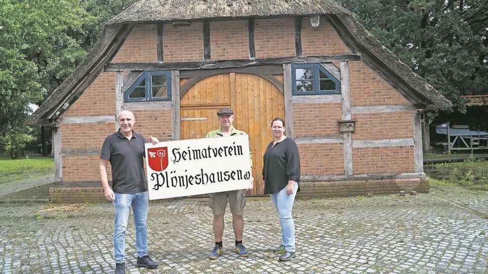 Der Vorstand des Plönjeshausener Heimatvereins (Rainer Rex, Oliver von Studnitz, Christina Hastedt)  freut sich auf zahlreiche Besucher:innen. Foto: mh
