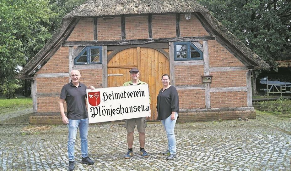 Der Vorstand des Plönjeshausener Heimatvereins (Rainer Rex, Oliver von Studnitz, Christina Hastedt)  freut sich auf zahlreiche Besucher:innen. Foto: mh