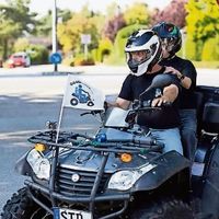 Kinder dürfen Quad fahren.