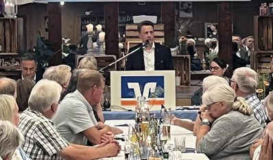 Vorstand Thomas Eder präsentierte in Hüttenbusch die jüngsten Geschäftszahlen der Volksbank Worpswede.