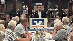 Vorstand Thomas Eder präsentierte in Hüttenbusch die jüngsten Geschäftszahlen der Volksbank Worpswede.
