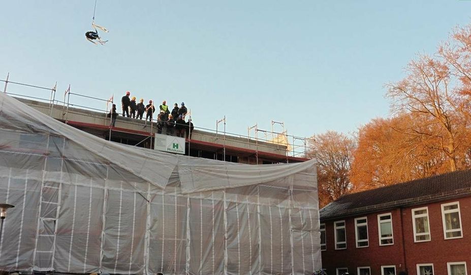 Der Neubau der Schroeterschule mit Betonbauern und Richtkranz: Ab Sommer 2024 soll er die alte Schule ersetzen. Foto: mf