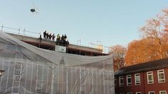 Der Neubau der Schroeterschule mit Betonbauern und Richtkranz: Ab Sommer 2024 soll er die alte Schule ersetzen. Foto: mf