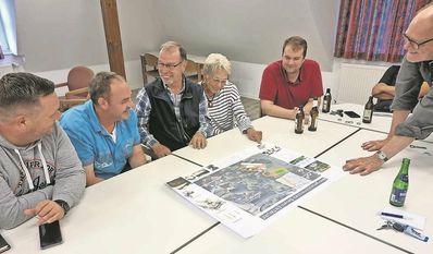 In nicht-öffentlichen Treffen arbeiteten die Projekt-Teams umsetzbare Ideen aus. Henryk Busch, Hendrik Meyer, Johannes Weiß, Gerda Breuer, Marvin Nordloh, Tobias Glüsind und Ralf Worringen (von links) diskutieren den Plan zum Mehrgenerationenplatz. Foto: mwe