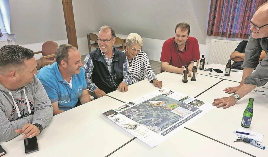 In nicht-öffentlichen Treffen arbeiteten die Projekt-Teams umsetzbare Ideen aus. Henryk Busch, Hendrik Meyer, Johannes Weiß, Gerda Breuer, Marvin Nordloh, Tobias Glüsind und Ralf Worringen (von links) diskutieren den Plan zum Mehrgenerationenplatz. Foto: mwe