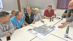 In nicht-öffentlichen Treffen arbeiteten die Projekt-Teams umsetzbare Ideen aus. Henryk Busch, Hendrik Meyer, Johannes Weiß, Gerda Breuer, Marvin Nordloh, Tobias Glüsind und Ralf Worringen (von links) diskutieren den Plan zum Mehrgenerationenplatz. Foto: mwe